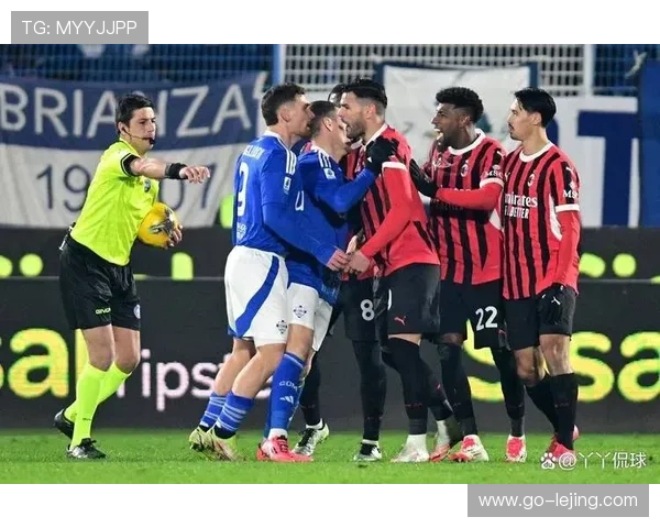 圣西罗球场现争议判罚，VAR介入取消科莫队越位进球