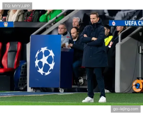 人物特写：利物浦助教林德斯在训练场上亲自示范压迫跑动路线